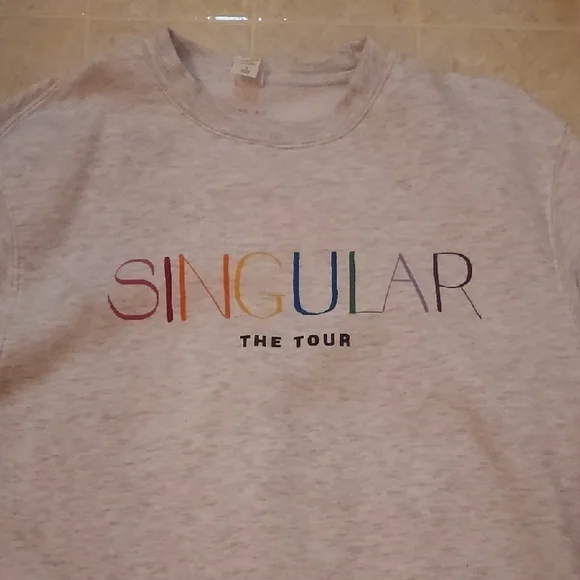 Sabrina Carpenter Singular Tour Sweatahirt - Picture 2 of 10